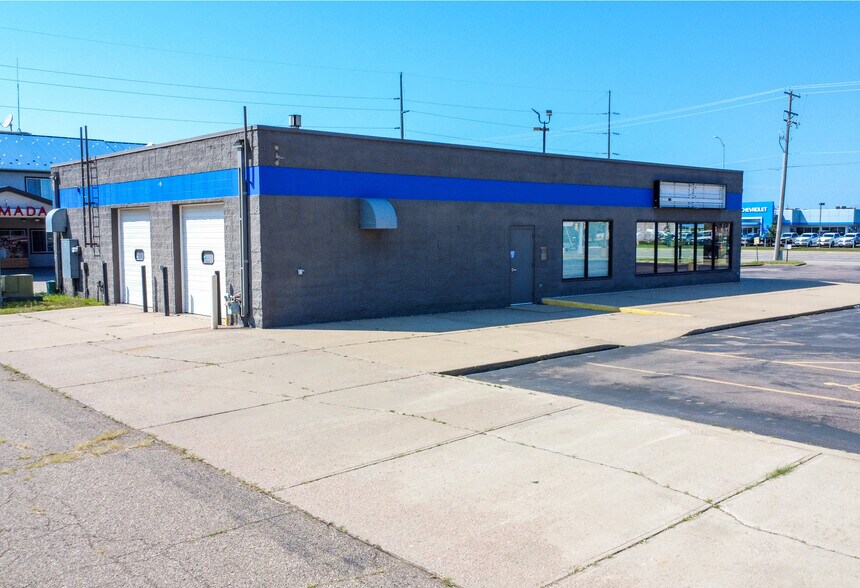 More Photos Of 4201 W 12th St, Sioux Falls Flex For Lease