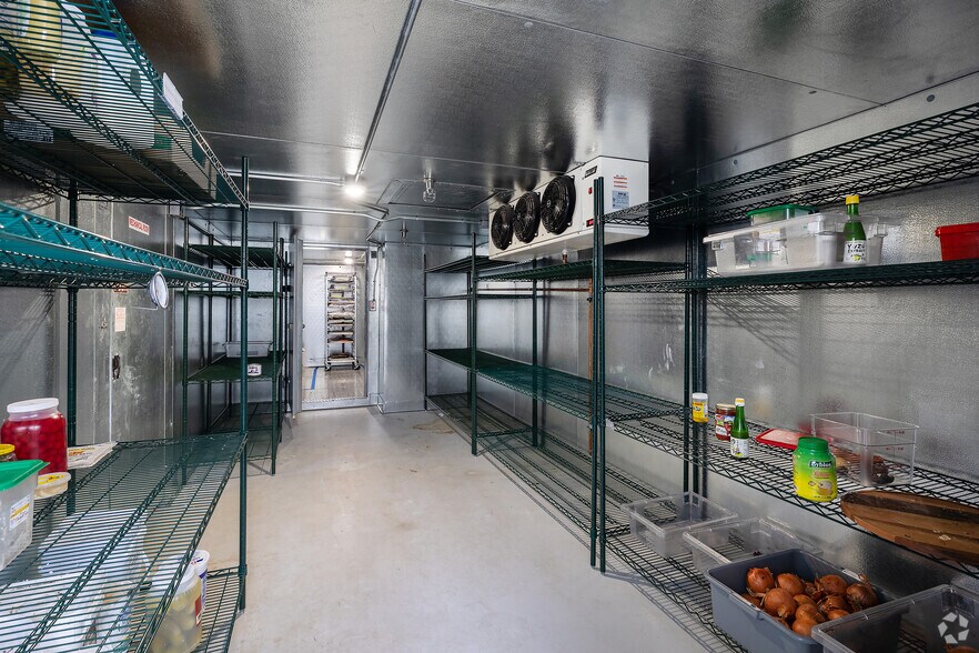 More Photos Of 11150 Ventura Blvd, Studio City Restaurant For Sale