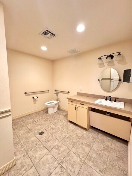 More Photos Of 101 S US Highway 75, Denison Medical For Lease