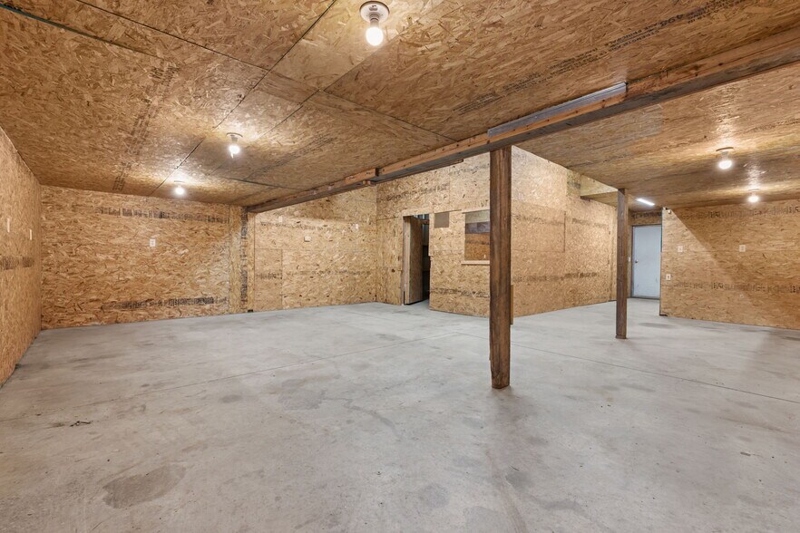 More Photos Of 1628-1630 Maple St, Reedsburg Warehouse For Lease