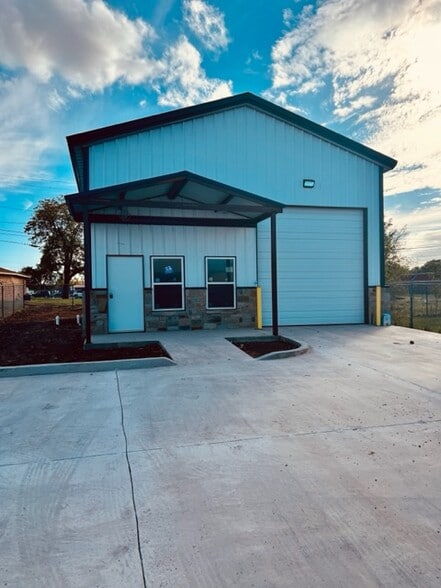 Primary Photo Of 1433 30th, Wichita Falls Flex For Lease