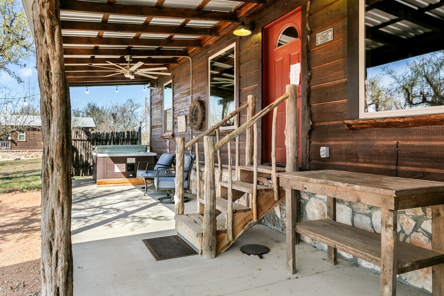 More Photos Of 100 Five Star Trl, Fredericksburg Hotel For Sale