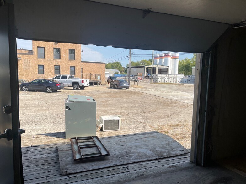 More Photos Of 268 Mill Ave, Hampshire Flex For Lease