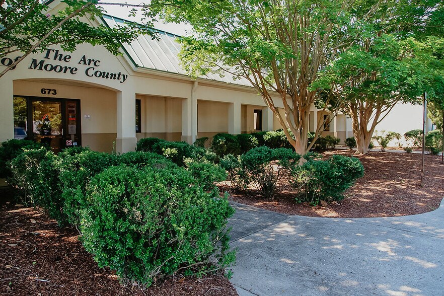 More Photos Of 670 SW Broad St, Southern Pines Office For Lease