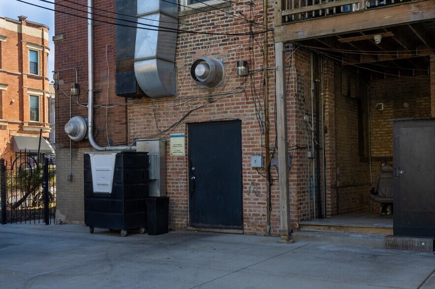 More Photos Of 2100 W Division St, Chicago General Retail For Lease