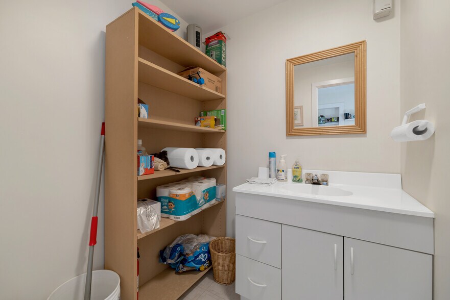 More Photos Of 1 Young Ln, Newmarket Flex For Sale