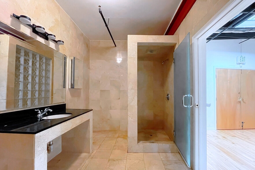 More Photos Of 5401 W Alvern Cir, Los Angeles Office Residential For Lease