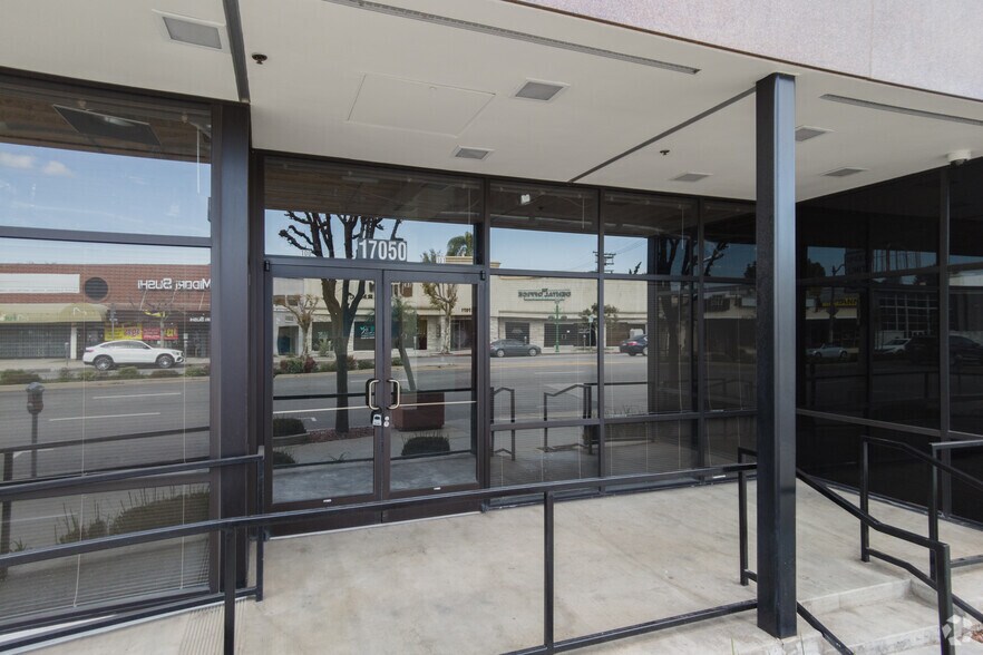 More Photos Of 17050 Ventura Blvd, Encino Office For Lease