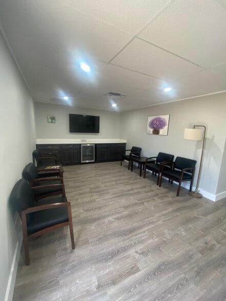 Primary Photo Of 629 N Dixie Fwy, New Smyrna Beach Medical For Lease