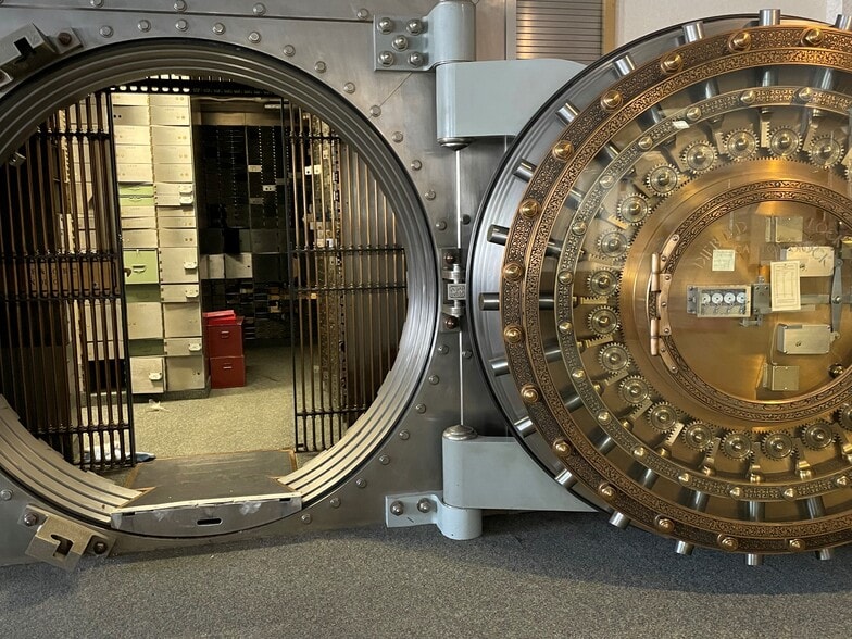 More Photos Of 801 State St, Erie Bank For Lease