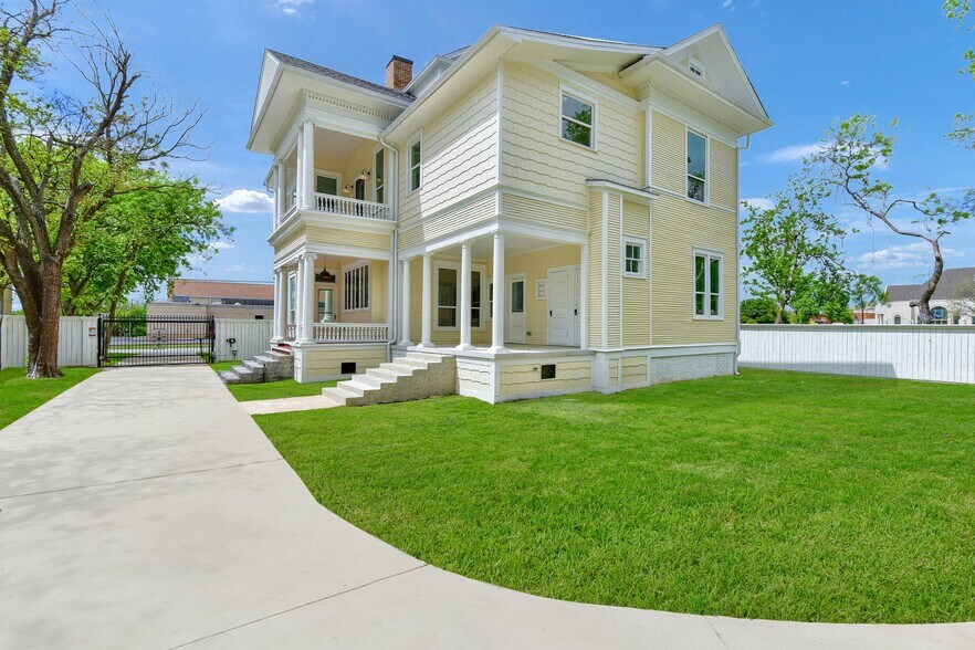 More Photos Of 511 S Travis St, Sherman Office For Sale