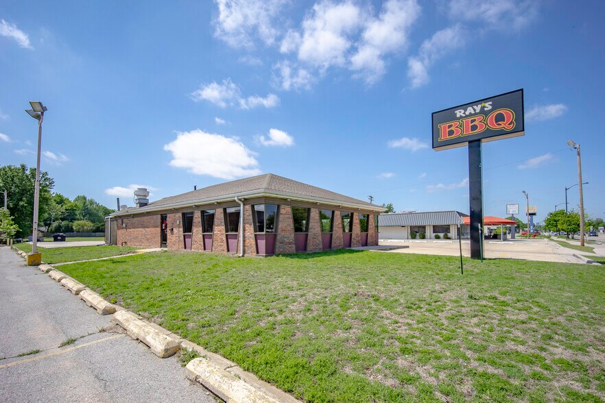 More Photos Of 1514 W Lindsey St, Norman Restaurant For Lease