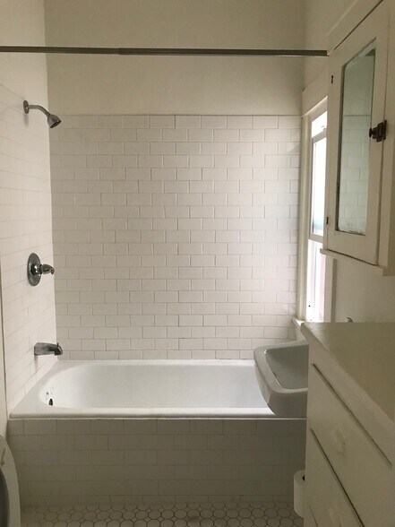 More Photos Of 1906-1912 Cimarron St, Los Angeles Apartments For Lease