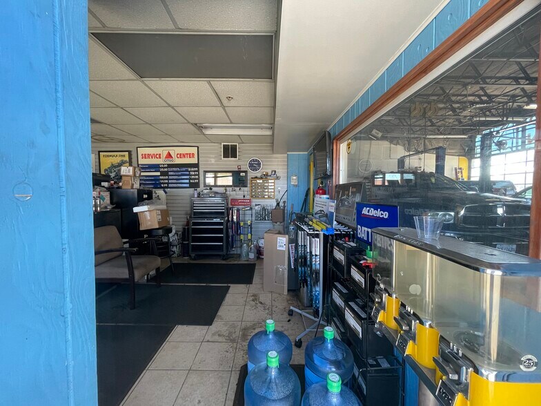 More Photos Of E Northwest Hwy, Arlington Heights Auto Dealership For Lease