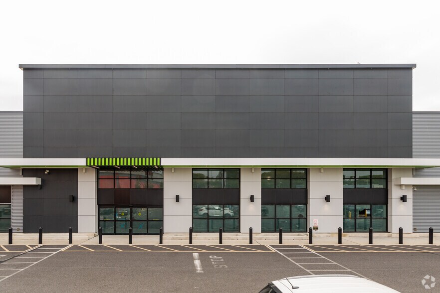 More Photos Of 2530 Hylan Blvd, Staten Island Storefront Retail Office For Lease