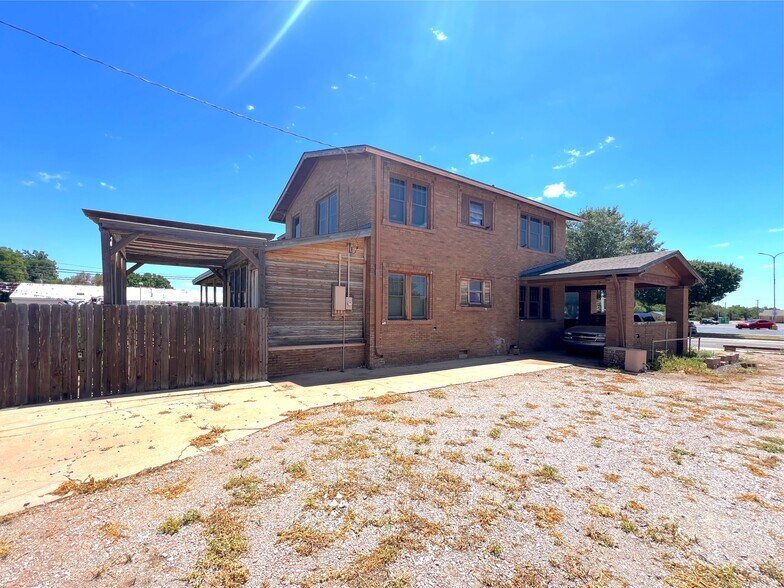 More Photos Of 621 E Broadway St, Altus Office Residential For Sale