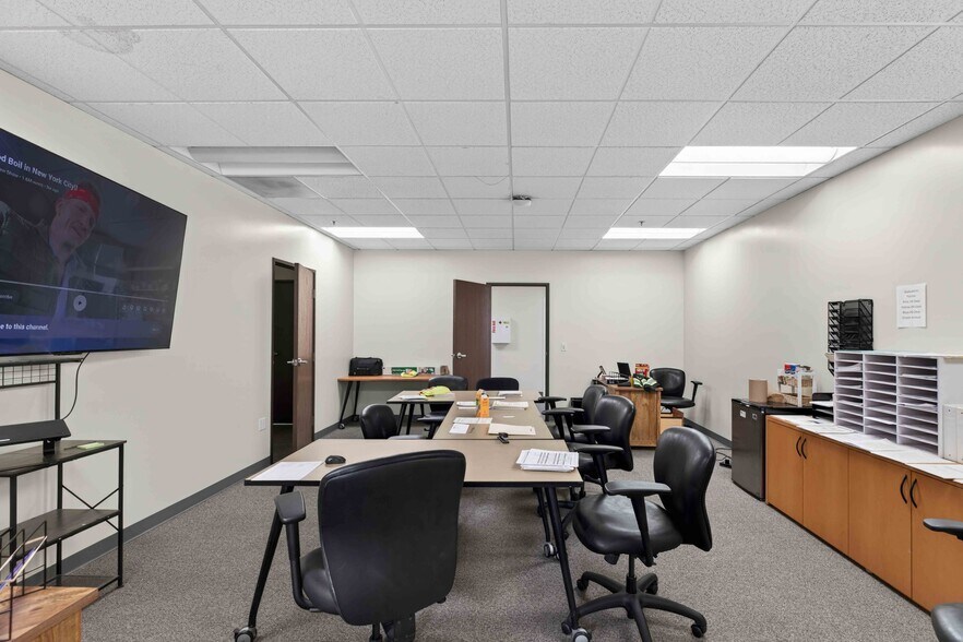 More Photos Of 9031 N Lurline Ave, Chatsworth Distribution For Lease