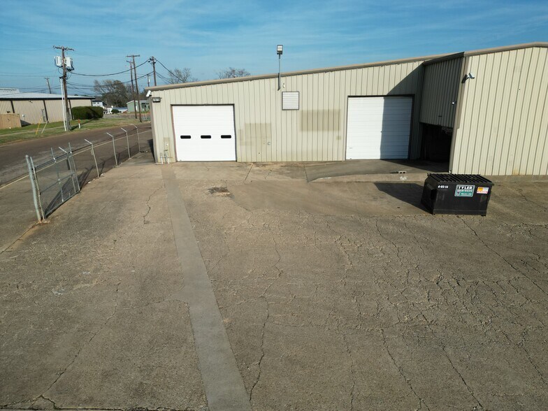 More Photos Of 301 S Southeast Loop 323, Tyler Showroom For Lease