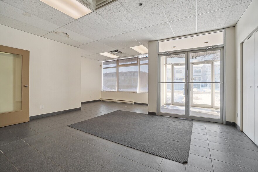 More Photos Of 2345 Rue Lapierre, Montréal Warehouse For Lease