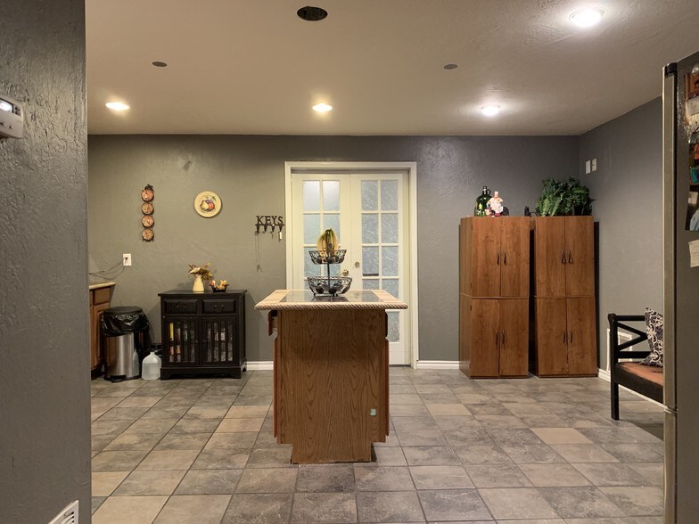 More Photos Of 8815 N Western Ave, Oklahoma City Service For Sale