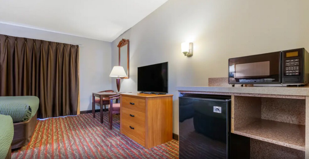 More Photos Of 2050 S US 41, Marquette Hotel For Sale