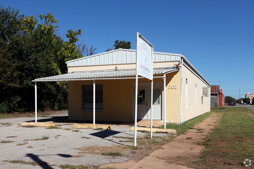 More Photos Of 202 W Iowa Ave, Chickasha Office For Sale