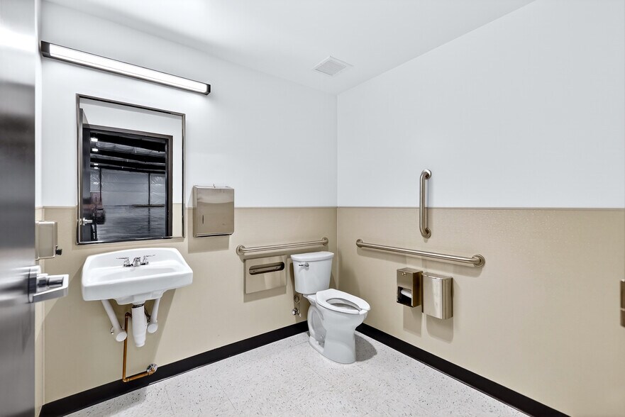 More Photos Of 4524 N Barker Rd, Spokane Valley Showroom For Lease