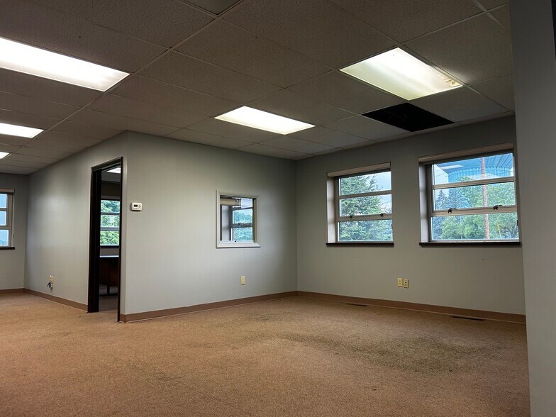 More Photos Of 7878 Gull Rd, Richland Warehouse For Lease