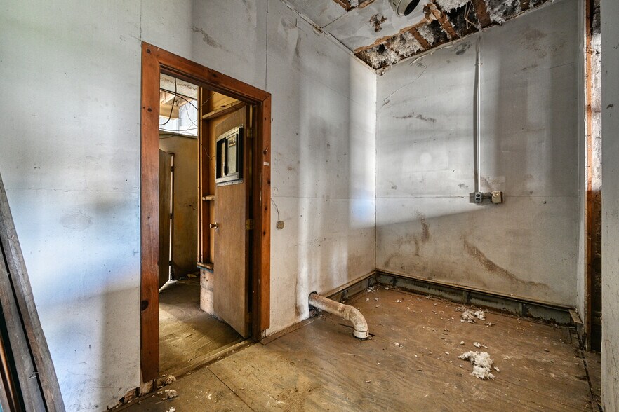 More Photos Of 74 Route 133, Winthrop Flex For Sale