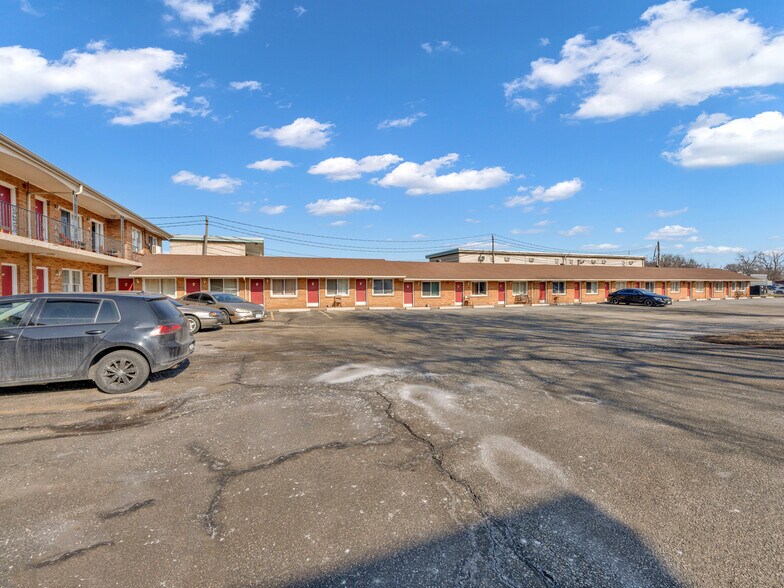 More Photos Of 2889 Howard Av, Windsor Hotel For Sale