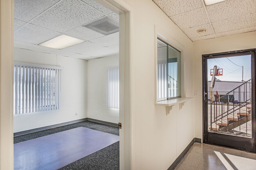 More Photos Of 1250 E 23rd St, Signal Hill Industrial For Lease