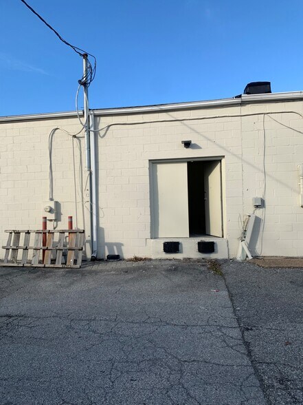 More Photos Of 204-212 W Market St, Newport Unknown For Lease