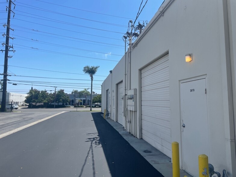 More Photos Of 3615-3633 W Warner Ave, Santa Ana Warehouse For Lease