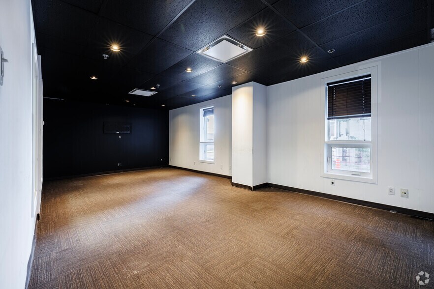 More Photos Of 2325 Rue Dandurand, Montréal Warehouse For Lease