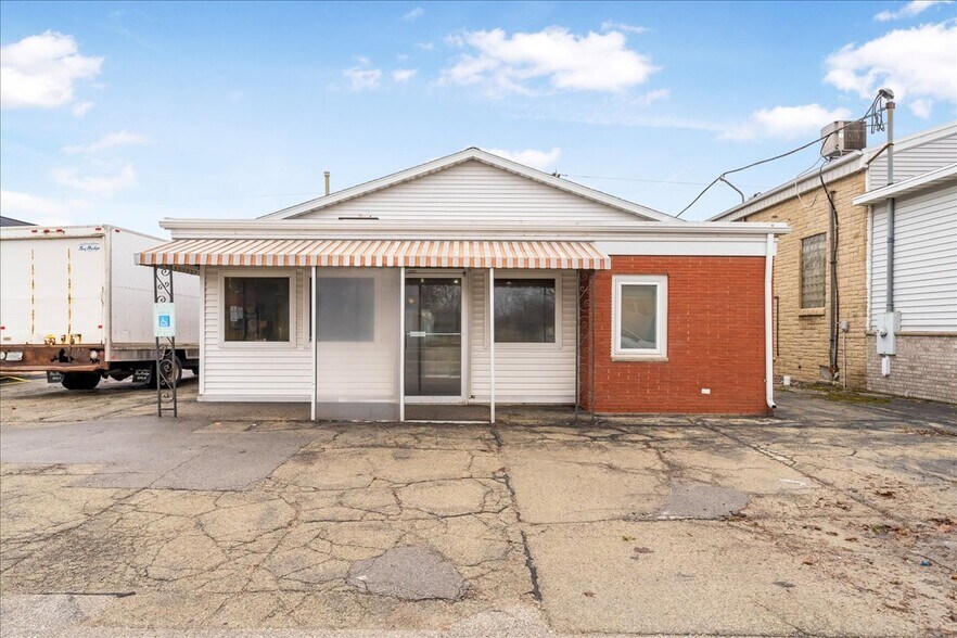 Primary Photo Of 118 Main St, Luxemburg Specialty For Sale