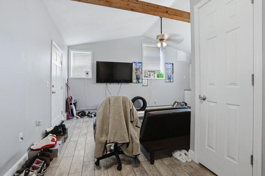 More Photos Of 632 Fall River Ave, Seekonk Apartments For Sale