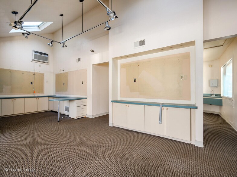 More Photos Of 1815 Dundee Rd, Northbrook Storefront Retail Office For Sale