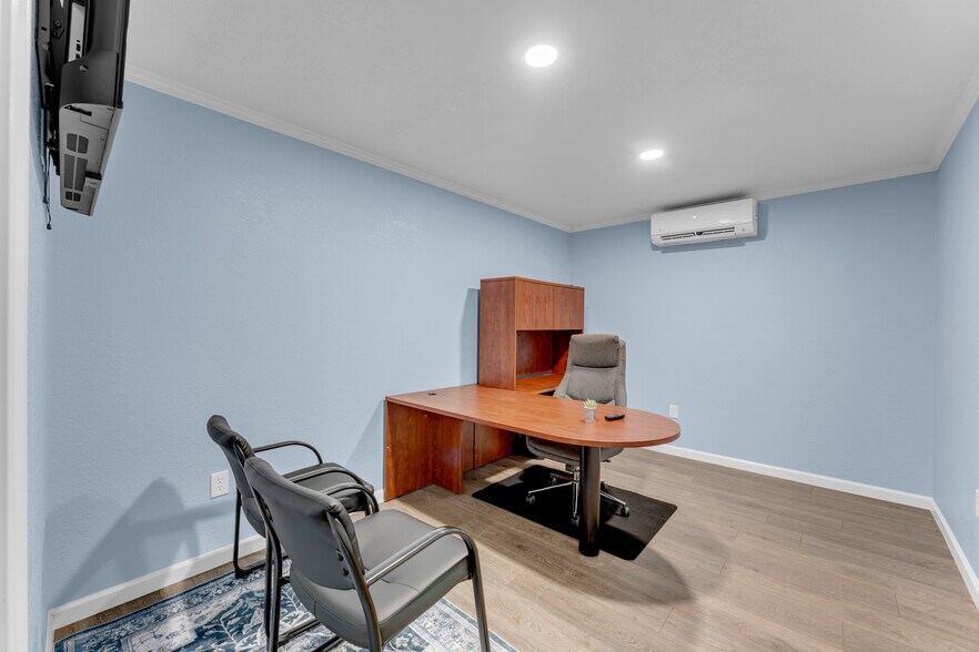More Photos Of 201 W 9th St, Burnet Warehouse For Sale