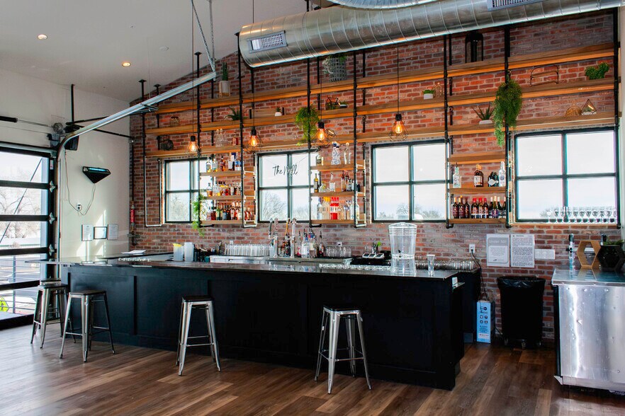 More Photos Of 301 Main St, Windsor Restaurant For Lease