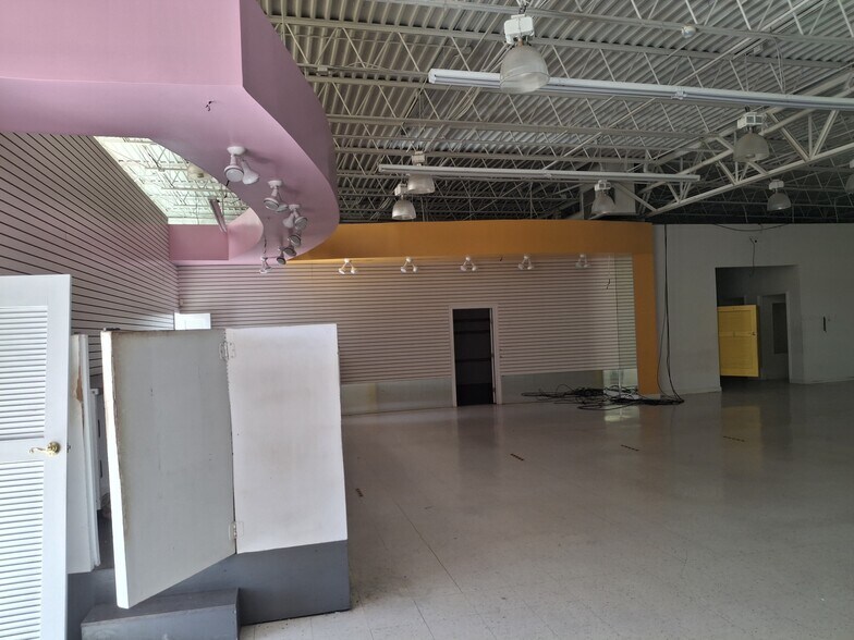 More Photos Of 10208 Beechnut St, Houston Unknown For Lease