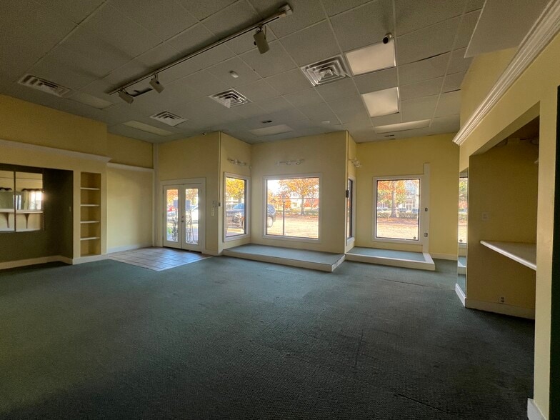 More Photos Of 600-698 E Arlington Blvd, Greenville Unknown For Lease
