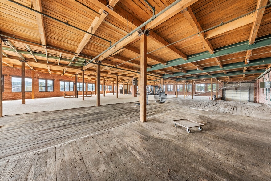 More Photos Of 6100 Wilson Ave, Kansas City Warehouse For Sale