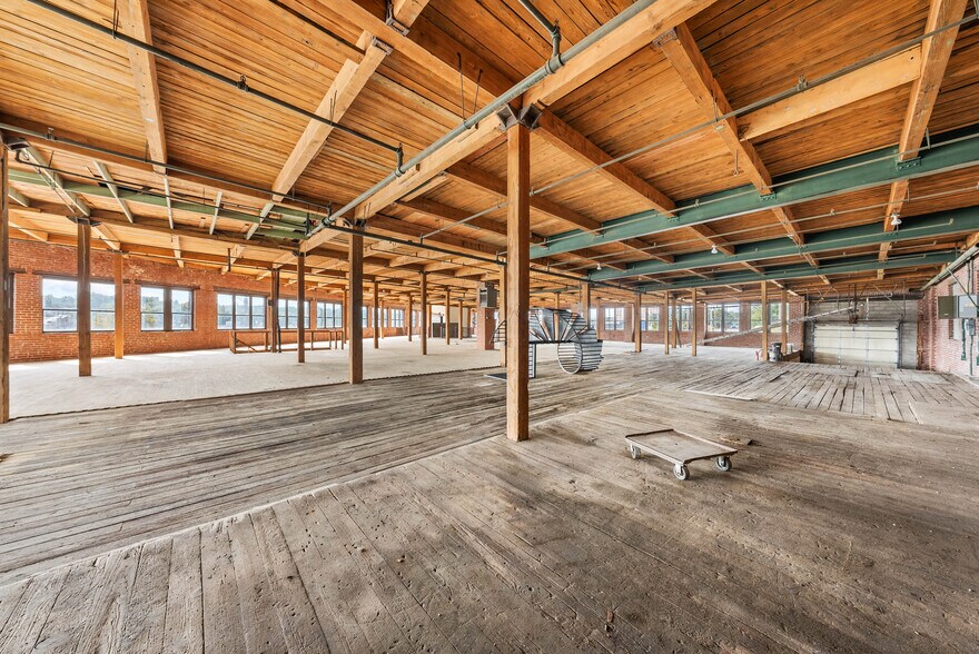 More Photos Of 6100 Wilson Ave, Kansas City Warehouse For Sale