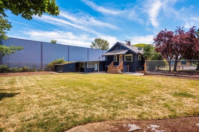 More Photos Of 2105 SE Ochoco St, Portland Office For Sale