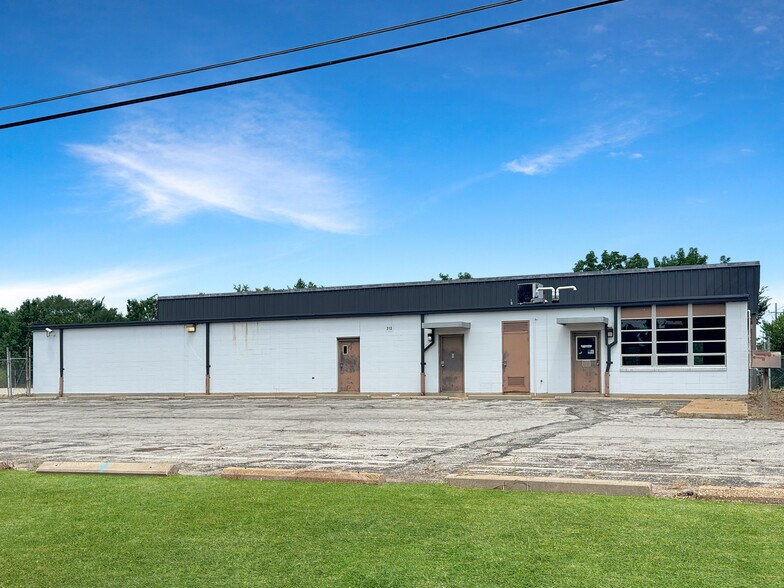 More Photos Of 313 Franklin Ave, Union Light Distribution For Lease