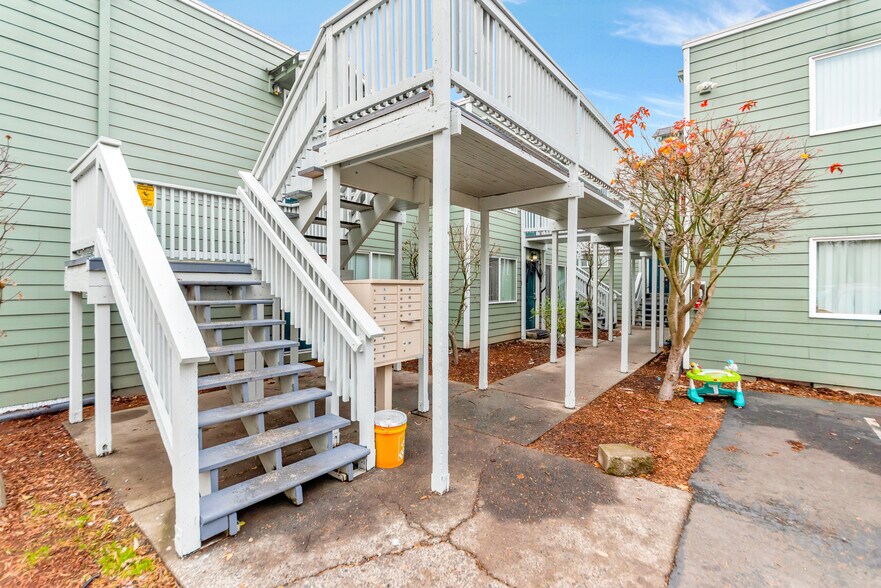 More Photos Of 8415 N Fessenden St, Portland Apartments For Sale