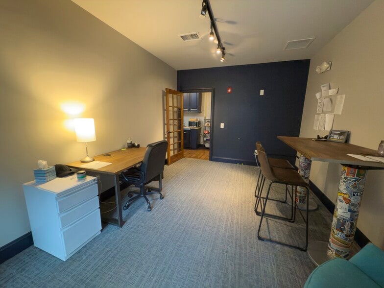 More Photos Of 590 Mimosa Blvd, Roswell Restaurant For Lease