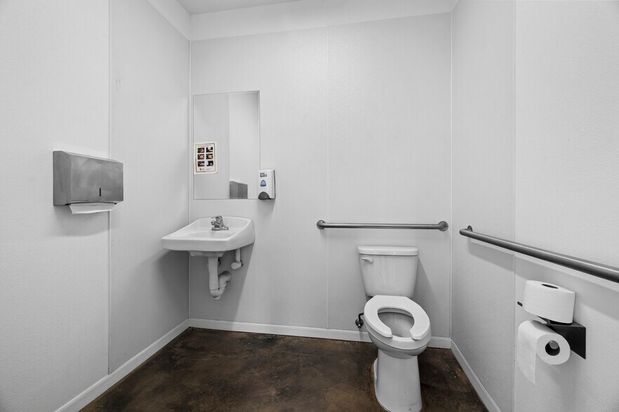 More Photos Of 207 N Henderson Blvd, Kilgore General Retail For Sale