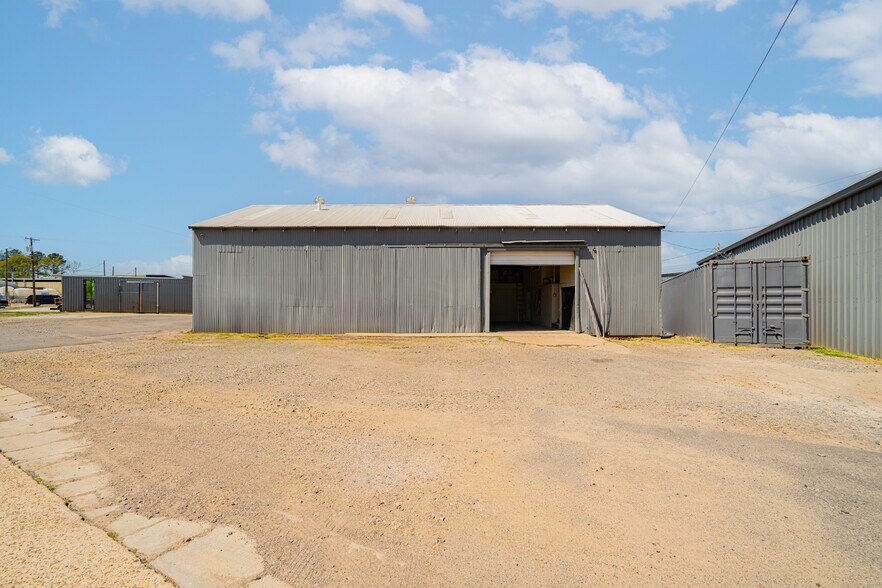 More Photos Of 118 Industrial Blvd, Kilgore Flex For Lease