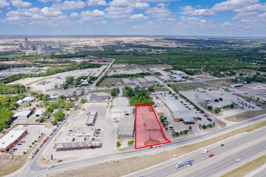 More Photos Of 4312 I 35 N Frontage rd, New Braunfels Showroom For Lease